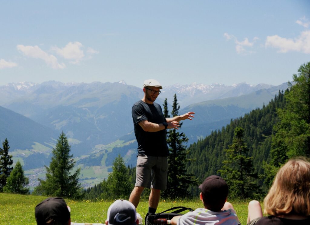 Natur- und Wanderführer vermittelt Schuleklasse Wissen über Tirols Bergwelt und Almwirtschaft